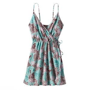 Patagonia Women's Lightweight Pataloha Dress in Mountain Dogwood Dark Ruby Size